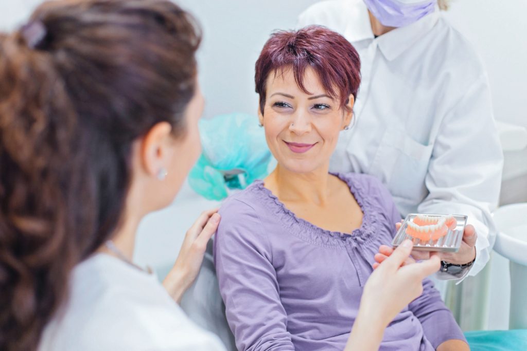 ¿Cómo mantener las prótesis dentales en estado óptimo?