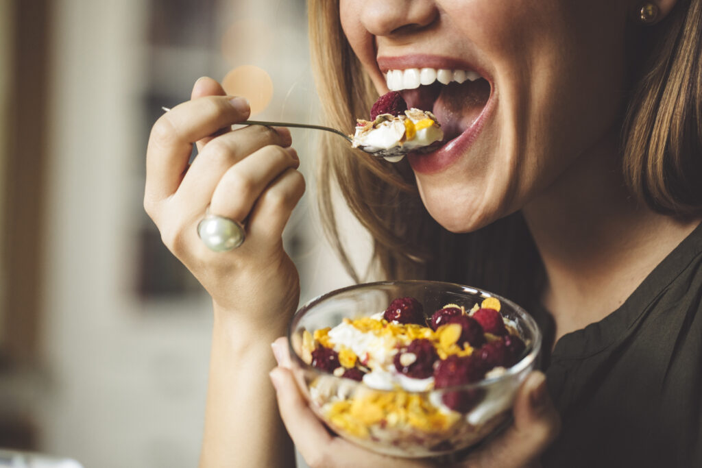 La relación entre la alimentación y la salud bucal: alimentos que fortalecen tus dientes